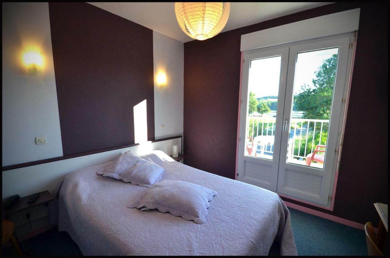 Au Bec Sale Hotell La Menitré Eksteriør bilde