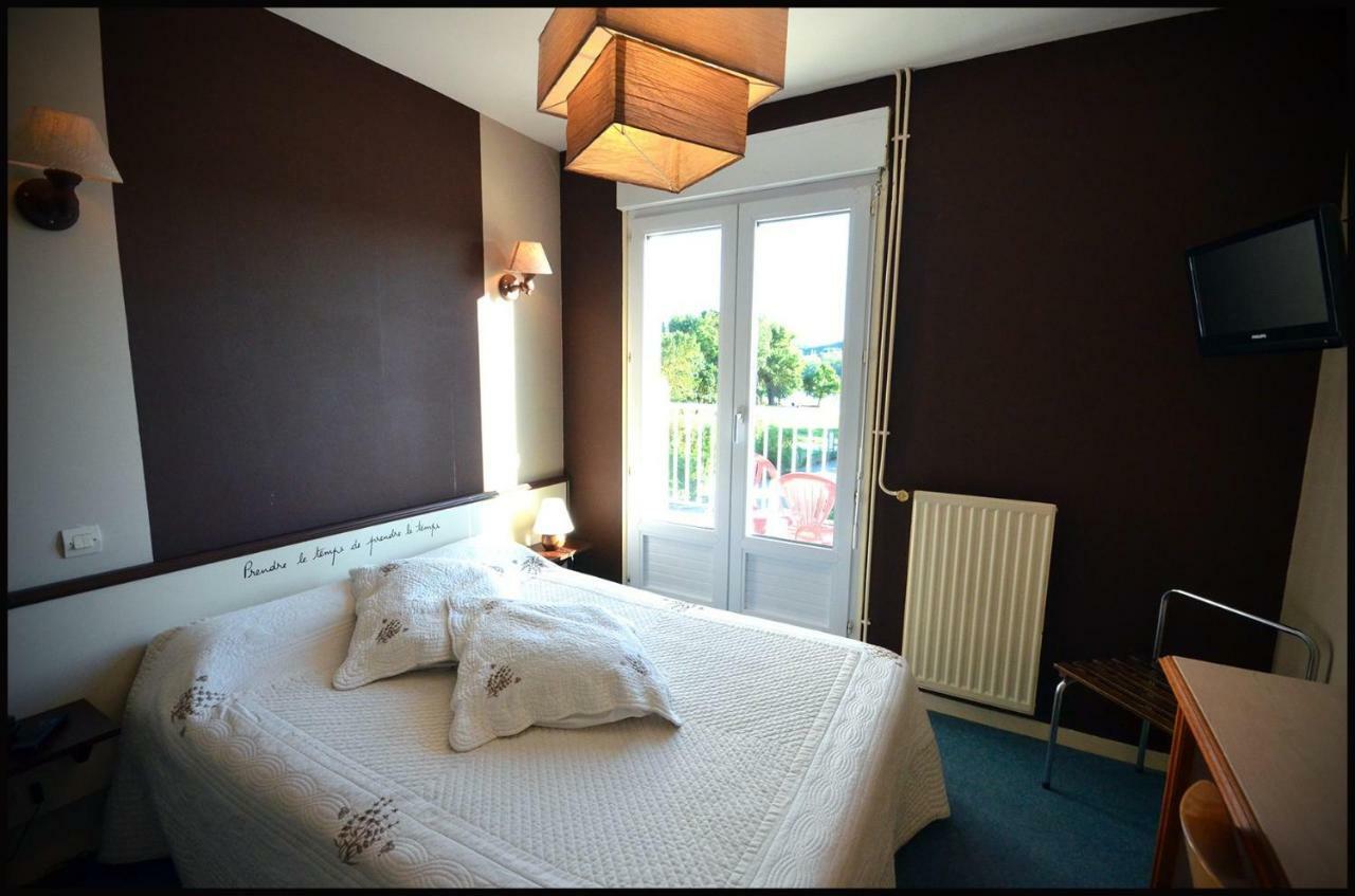 Au Bec Sale Hotell La Menitré Eksteriør bilde