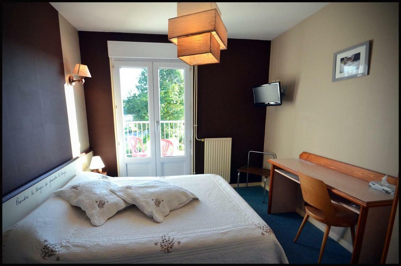 Au Bec Sale Hotell La Menitré Eksteriør bilde