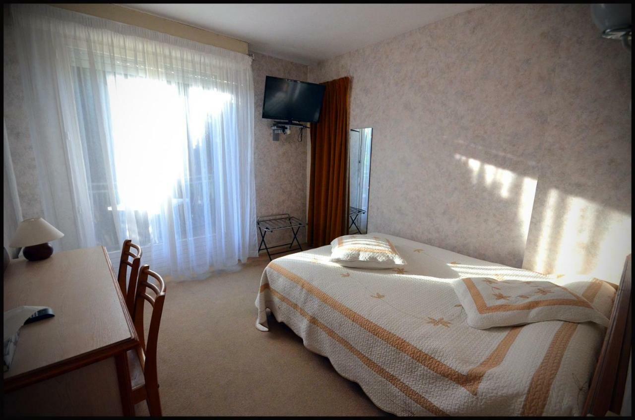 Au Bec Sale Hotell La Menitré Eksteriør bilde