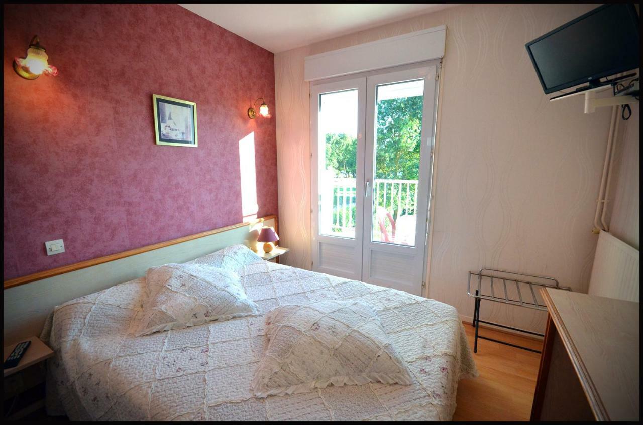Au Bec Sale Hotell La Menitré Eksteriør bilde
